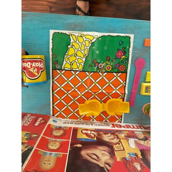 Vintage 1977 Play-Doh Fuzzy Pumper Barber Shop w/ Accessories & Original Box - Picture 3 of 10